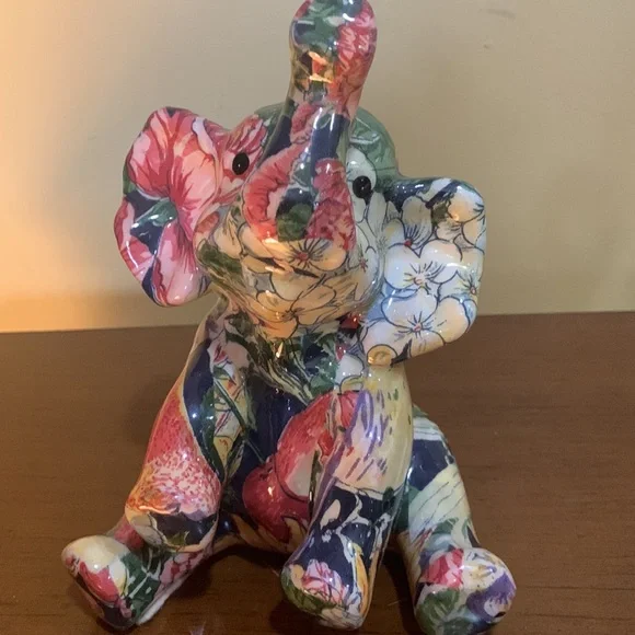 Floral sitting up elephant trunk up porcelain figurine - Picture 7 of 7